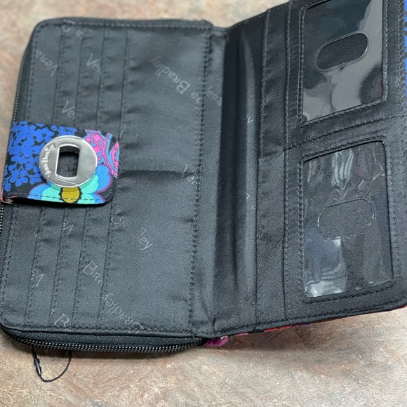 Vera Wang Wallet with zipper with a side zipper pocket for coins. - Picture 3 of 4